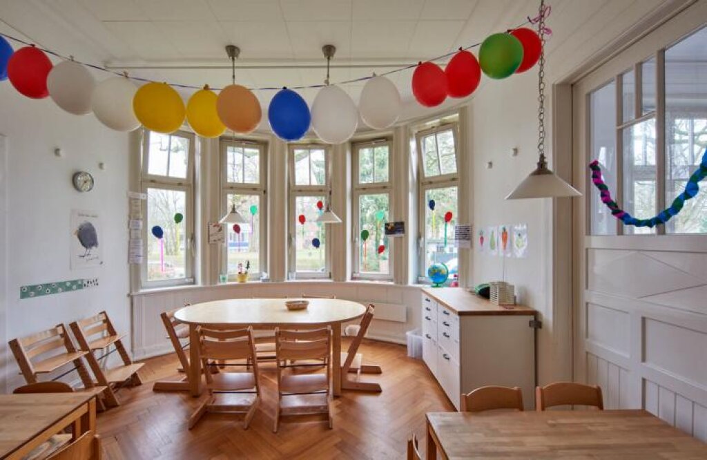 AWO Hamburg Kita Villa Kunterbunt in Poppenbüttel Essbereich mit Kindertischen.