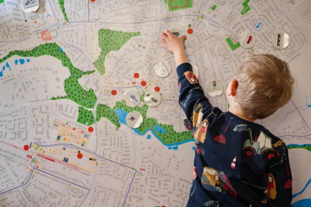 Kind entdeckt die Landkarte bei der AWO Hamburg in der Kita Villa Kunterbunt.