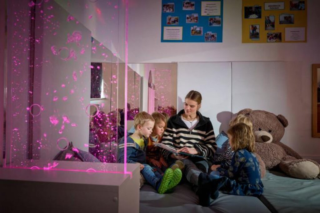 Kinder bei der Leserunde in der Kita Villa Kunterbunt der AWO Hamburg.