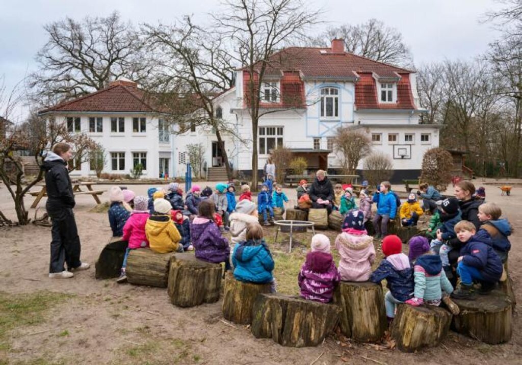 AWO Kita Villa Kunterbunt In Poppenbüttel Kinderkreis im Garten.