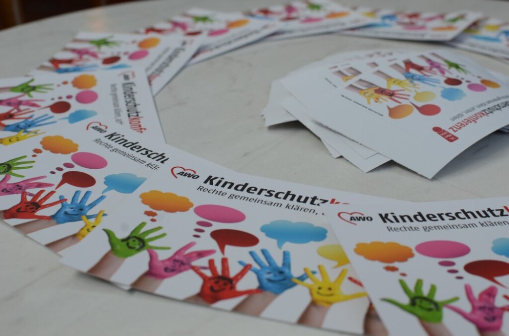 Kinderrechte Buch auf dem Tisch verteilt.